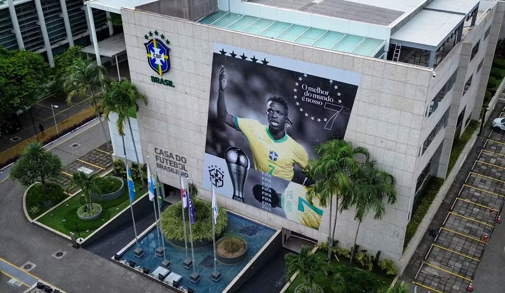 Vini Jr homenageado na fachada da sede da CBF, no Rio de Janeiro