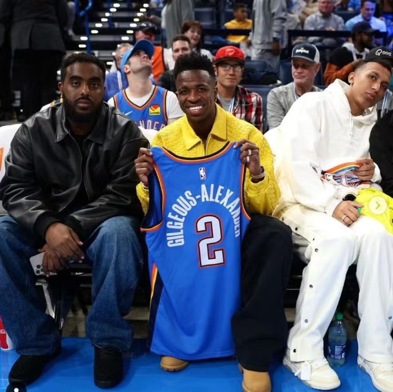 Vinicius Junior segura a camisa do amigo Shai Gilgeous-Alexander do OKC