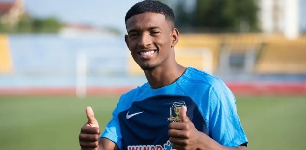 Vitinho, do Atlético-MG, com a camisa do Dnipro