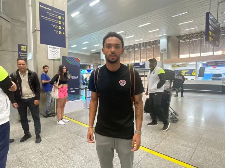 Vitinho chega ao Rio para se apresentar ao Botafogo