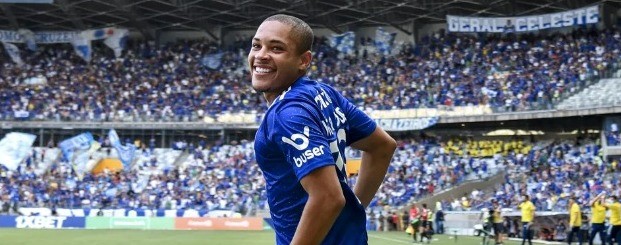 Vitor Roque com a camisa do Cruzeiro