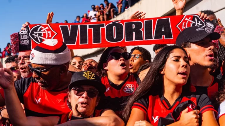 Torcedores do Vitória comemorando o acesso para a Série A em 2023 (Foto: Vini Oliver / Vitória)