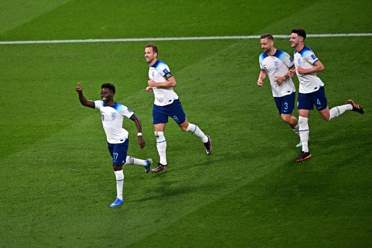 Inglaterra goleou o Irã por 6 a 2 na estreia.