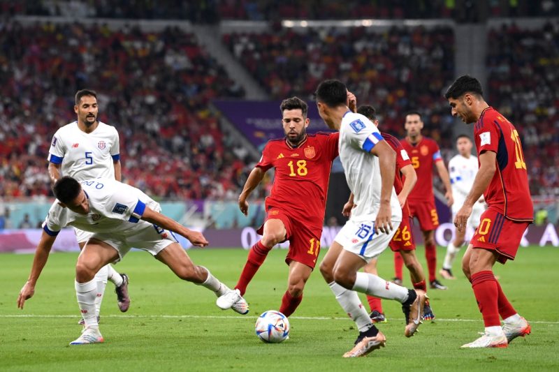 Jordi Alba em lance durante Espanha x Costa Rica, pela Copa do Mundo de 2022