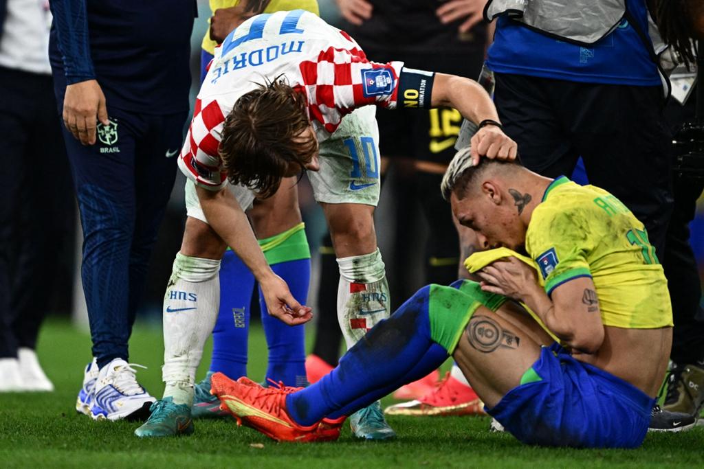 Modric consolando Antony após eliminação do Brasil