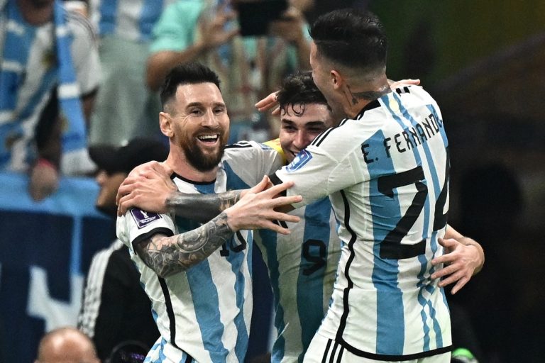 Argentina vence a Croácia por 2 a 0.