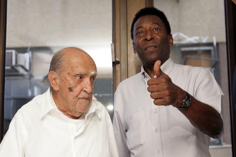 Oscar Niemeyer participou de momentos marcantes do futebol brasileiro.