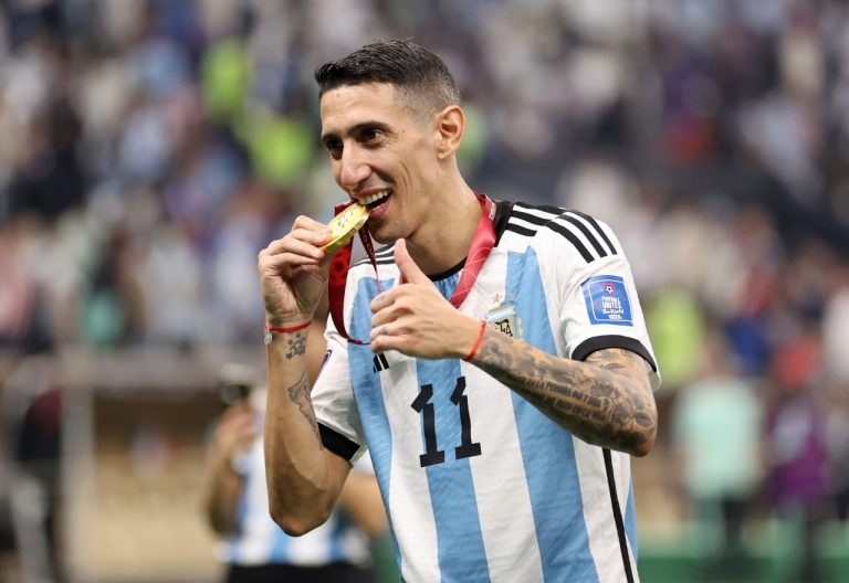 Ángle Di María exibe medalha da Copa do Mundo.