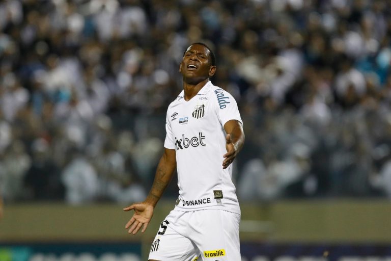 Angulo rescinde com Santos e assina com Emelec