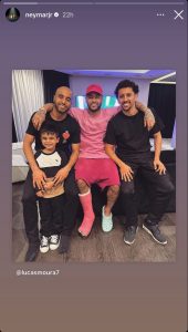 Neymar aparece em foto com Marquinhos e Lucas.