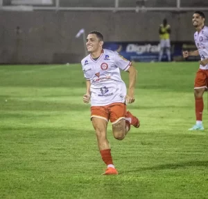 Marcelinho em campo durante partida da Série B