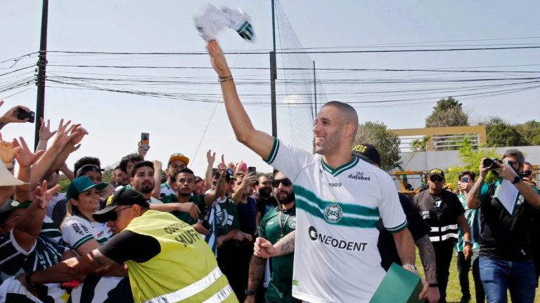 Enfrenta o Fortaleza? Saiba quando Slimani irá estrear pelo Coritiba