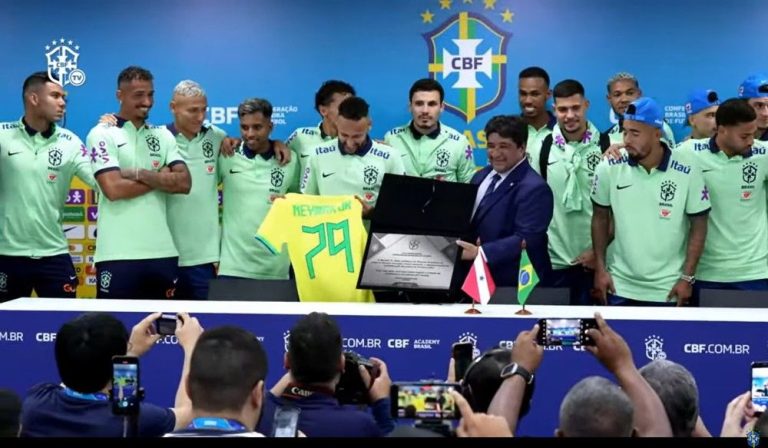 Neymar ganha placa da CBF e exalta Pelé; saiba o que disse o camisa 10