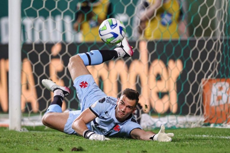 Goleiro do Vasco, Léo Jardim atinge marca INÉDITA pelo clube; saiba qual