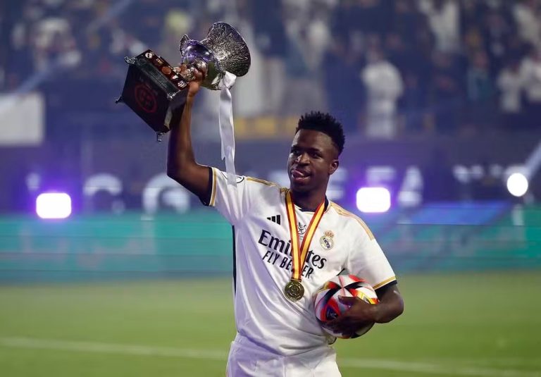 Vinicius Junior, do Real Madrid, com a taça da Supercopa e a bola do jogo após hat-trick em cima do Barcelona — Foto: Juan Medina/Reuters