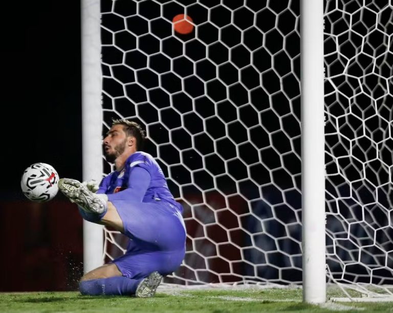 Cleiton, goleiro do Bragantino, defende cobrança de pênalti do Águilas Doradas — Foto: Ari Ferreira/Red Bull Bragantino