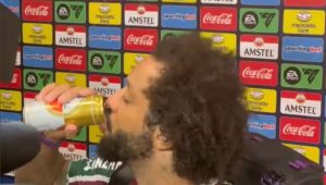 Marcelo bebe cerveja em título do Fluminense na Recopa — Foto: Gustavo Garcia