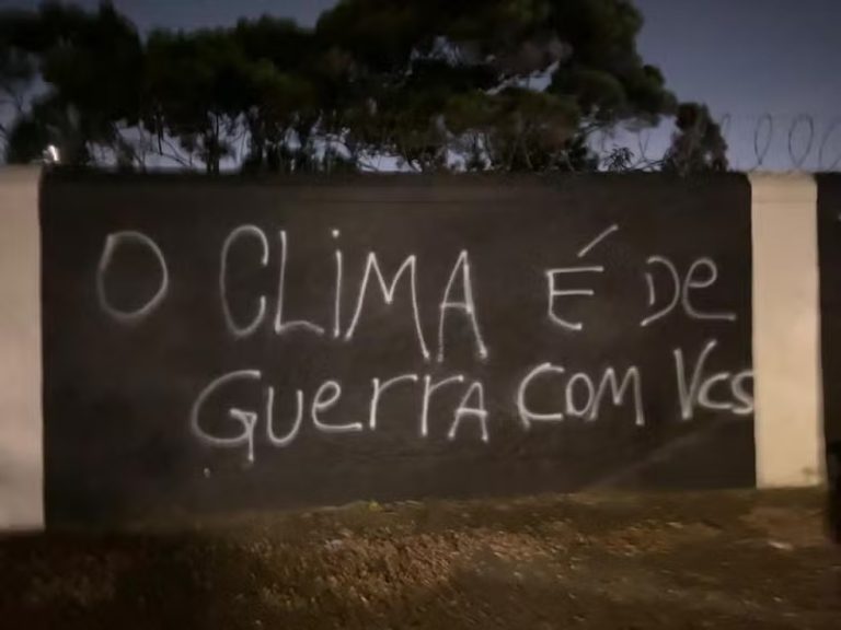 Protesto da torcida do Corinthians: "O clima é de guerras com vocês" — Foto: Reprodução