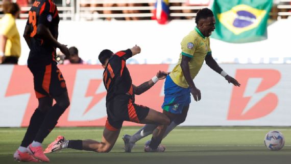 Vinicius Jr. (dir), do Brasil, em lance com Muñoz, da Colômbia, durante jogo Rafael Ribeiro/CBF