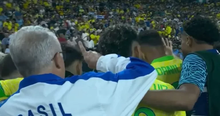 Dorival levanta a mão par aser ouvido por jogadores do Brasil antes dos pênaltis contra o Uruguai (Foto: Reprodução / Globo)