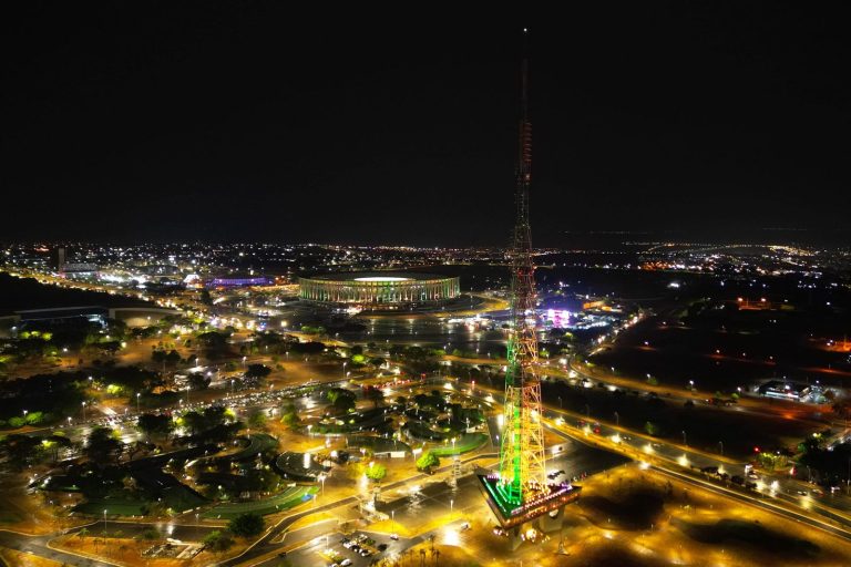 Iluminação verde e amarela em Brasília