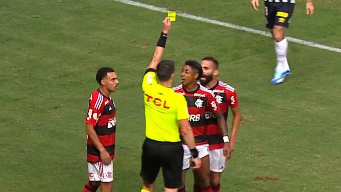 Bruno Henrique levando o cartão amarelo suspeito