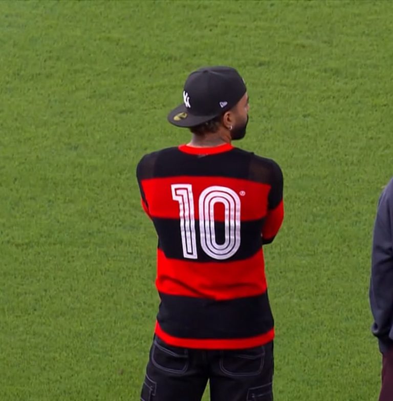 Gabigol no gramado da partida entre Flamengo x Atlético-MG