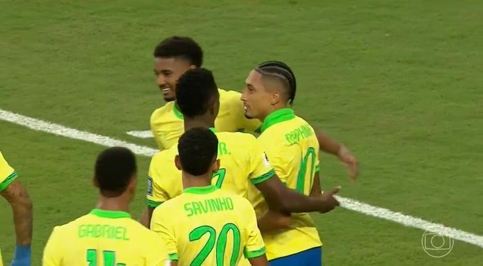 Raphinha fez gol de falta do Brasil