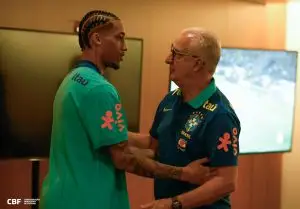 João Pedro cumprimenta Dorival na apresentação da Seleção em Brasília