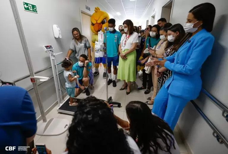 Jogadores da Seleção Brasileira brincam com crianças em hospital de Brasília