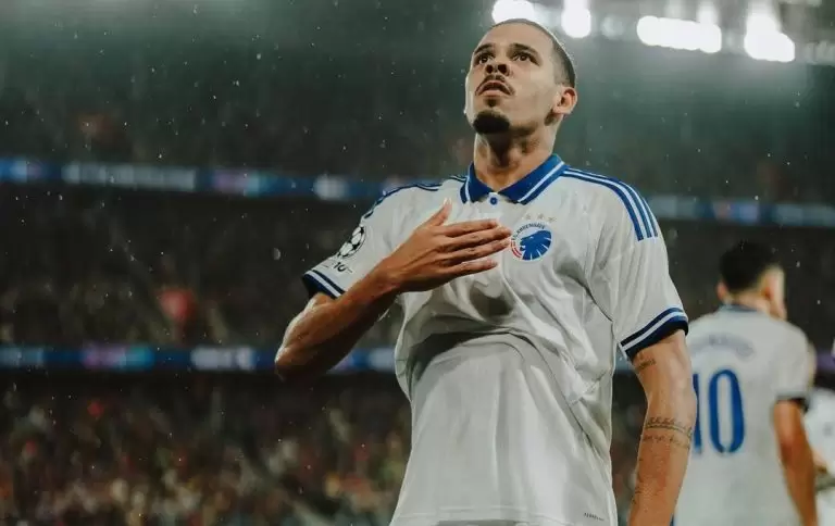 Brasileiro Gabriel Pereira marca gol decisivo e mantém Copenhagen vivo na Champions League