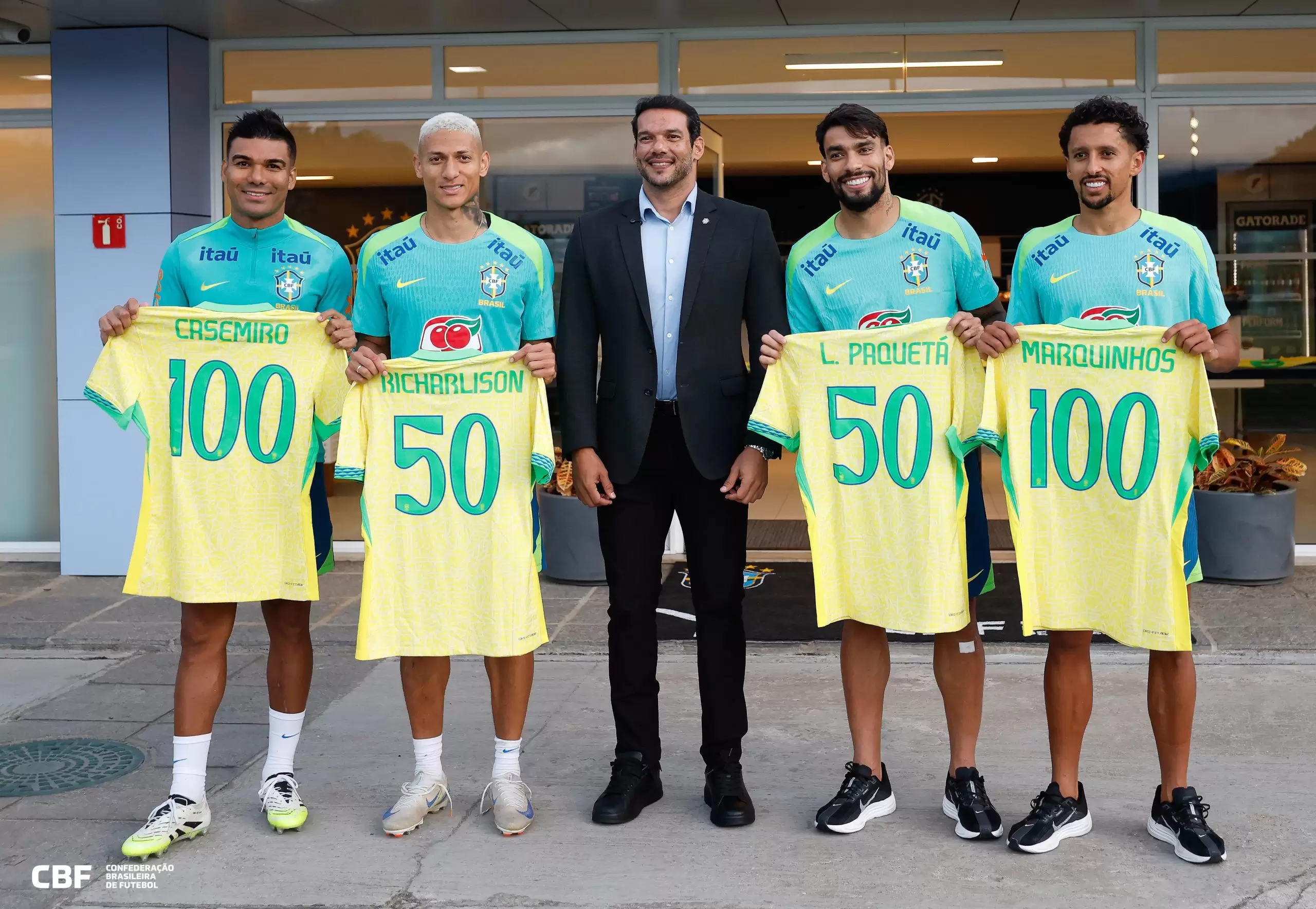 Presidente da CBF, Samir Xaud, homenageou Casemiro, Richarlison, Paquetá e Marquinhos