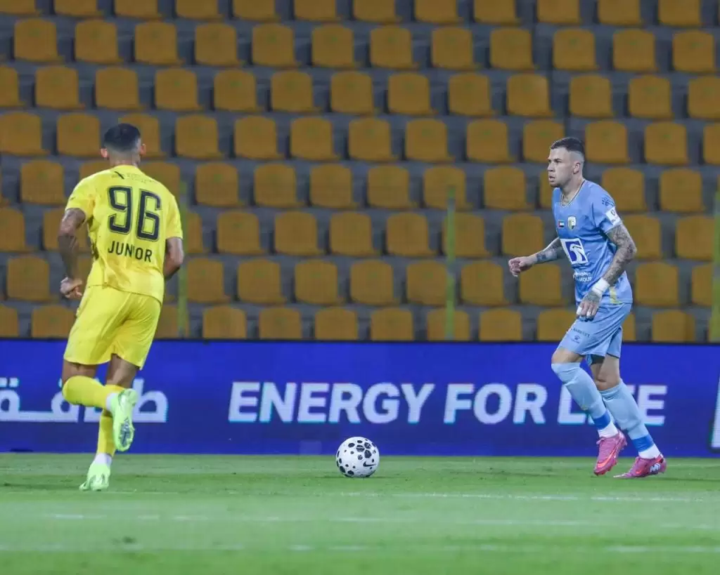 Volante Jobson joga no Al Dhafra