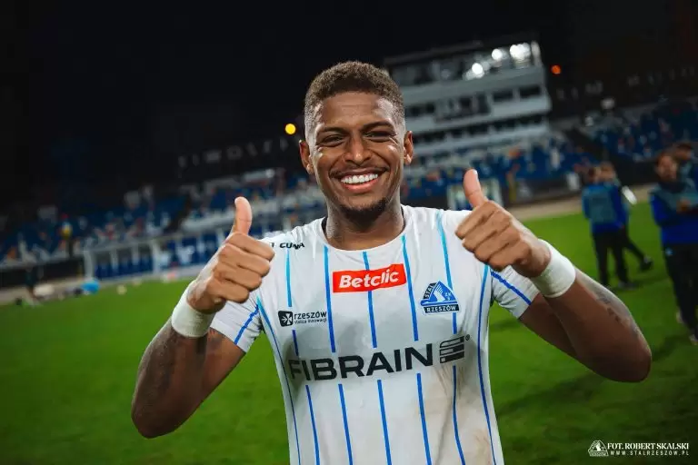 Jonathan Júnior avalia momento positivo do Sta Rzeszów no futebol da Polônia