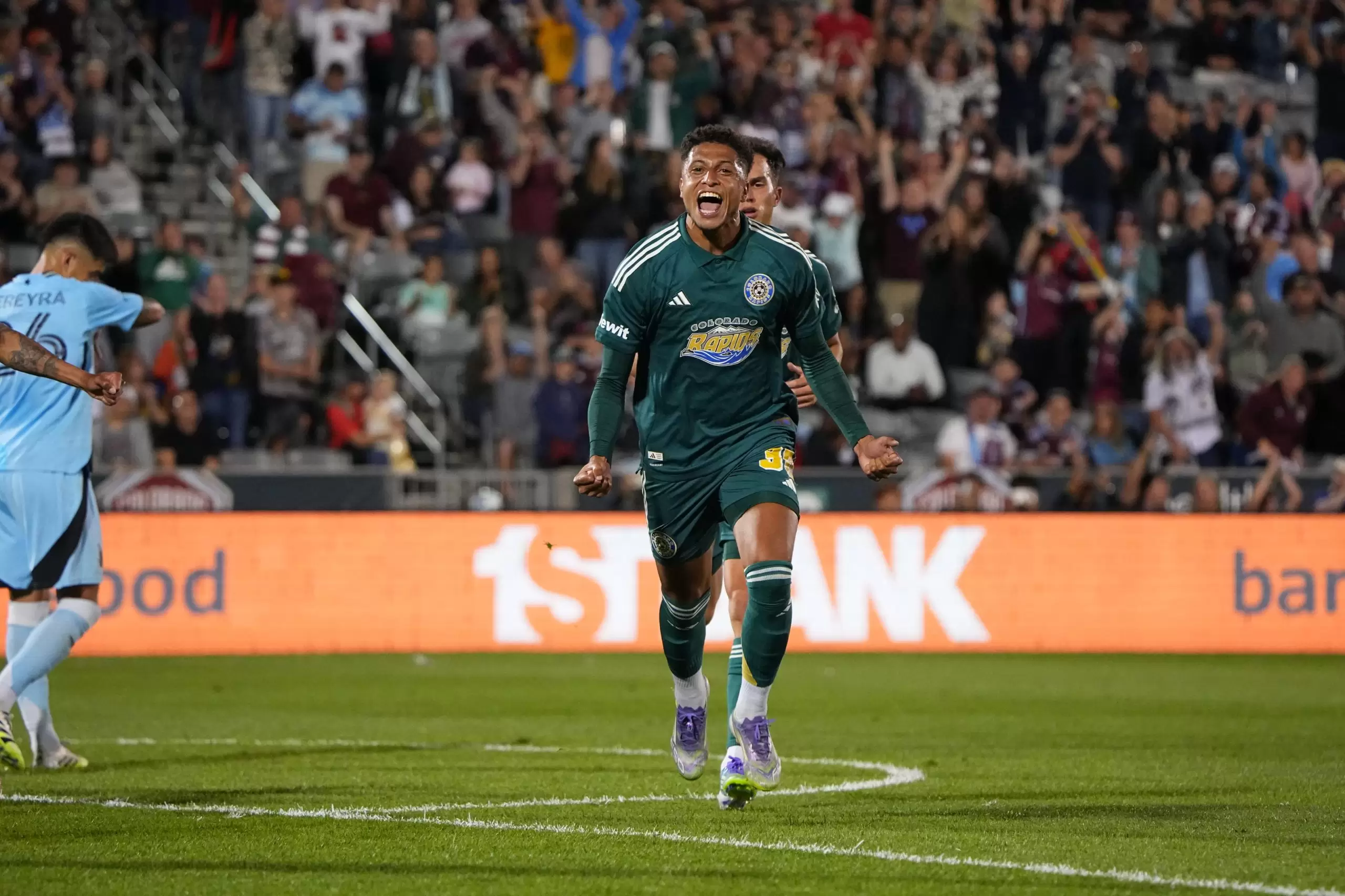 Zagueiro brasileiro Rafael Santos com a camisa do Colorado Rapids