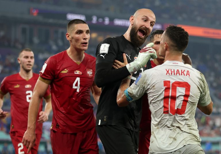 Copa do Mundo: Xhaka, da Suíça, é investigado pela Fifa após gesto obsceno em jogo contra a Sérvia