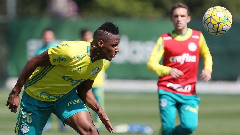 Yerri Mina, com a camisa do Palmeiras