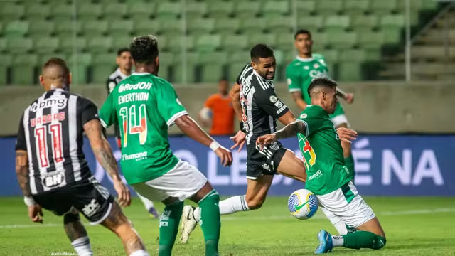 Zaga do Juventude corta lance de ataque do Atlético-MG