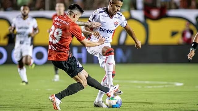 Zé Hugo parte para cima de Godoy durante Vitória 0 x 1 Athletico no Barradão