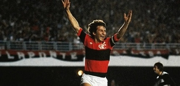 Zico com a camisa do Flamengo