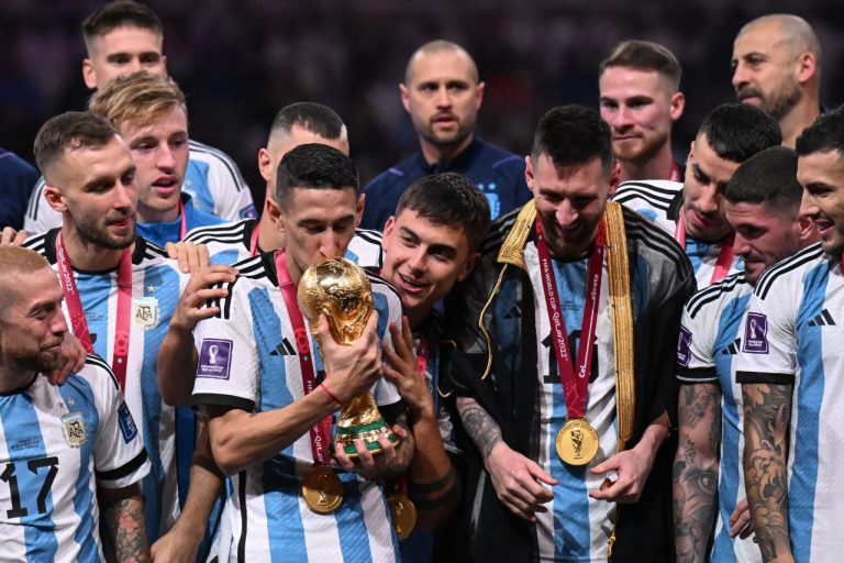 Di María com a taça da Copa do Mundo.