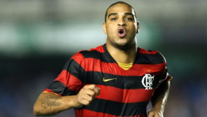 Adriano Imperador comemorando gol com a camisa do Flamengo