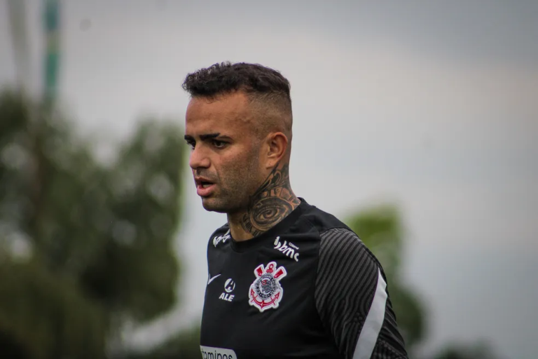 Luan retorna aos treinamentos e Corinthians não descarta integrar o jogador ao elenco