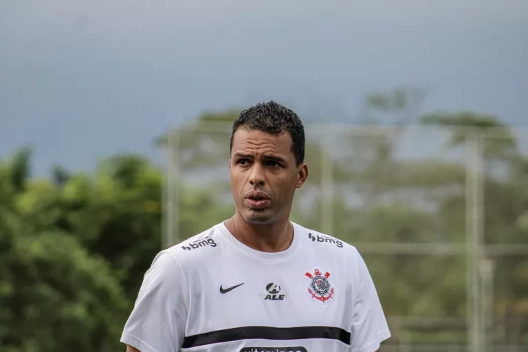 Fernando Lázaro descarta mudanças na equipe titular, apesar da maratona de jogos