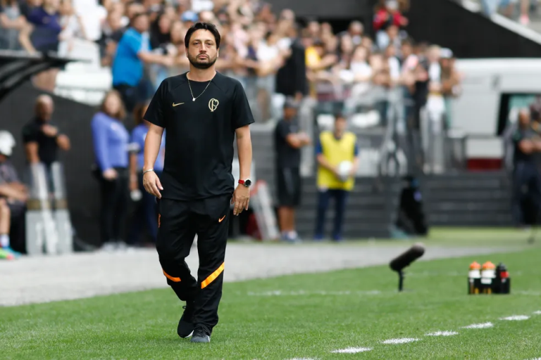 Arthur Elias, técnico do Corinthians Feminino, diz que jogadoras sofreram ameaças após protesto contra Cuca