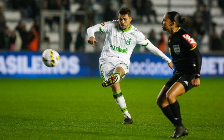 América-MG tenta renovar com Conti e avança para ter Danilo Avelar em definitivo