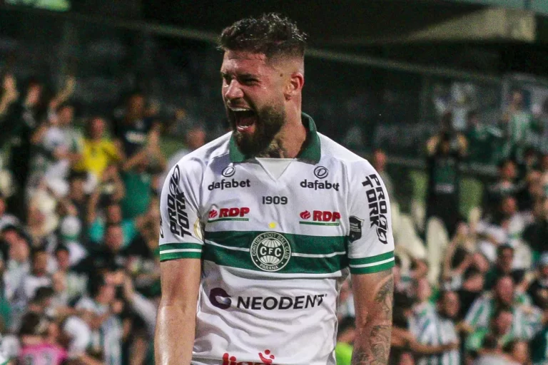 Fabrício Daniel, do Coritiba, deverá ser emprestado ao Sport. Foto: Gabriel Machado/AGIF