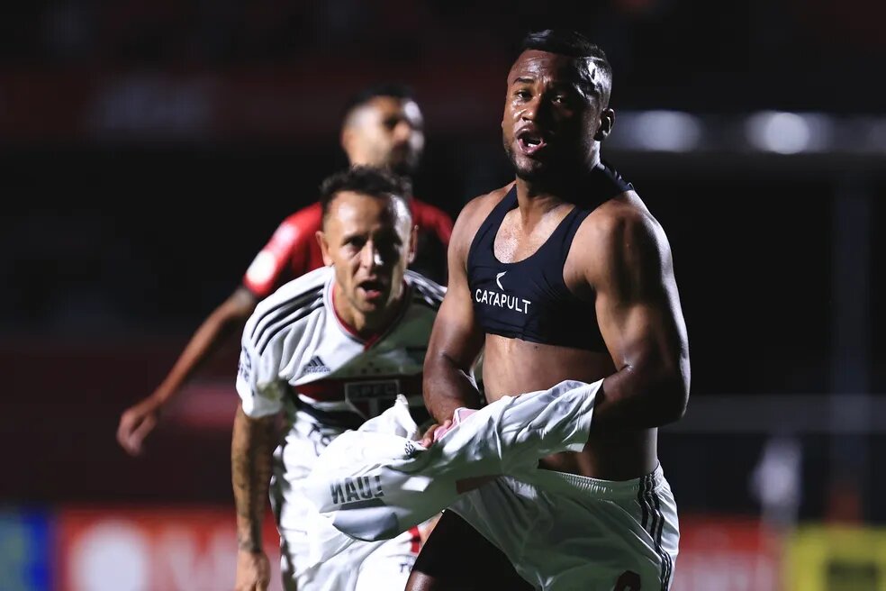 Luan festeja gol da vitória do São Paulo sobre o Atlético-GO — Foto: Ettore Chiereguini/AGIF