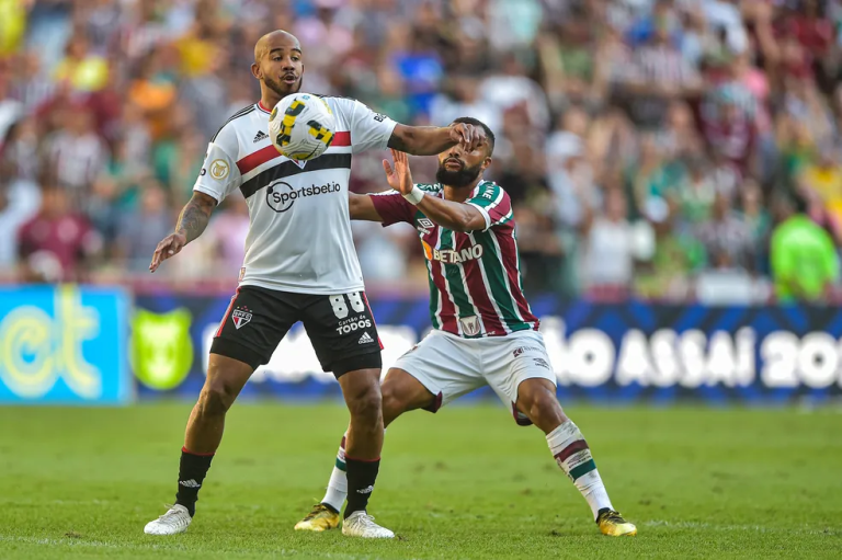 Após uma possível negociação envolvendo Patrick e jogadores do Santos, São Paulo descarta usar o meia como moeda de troca