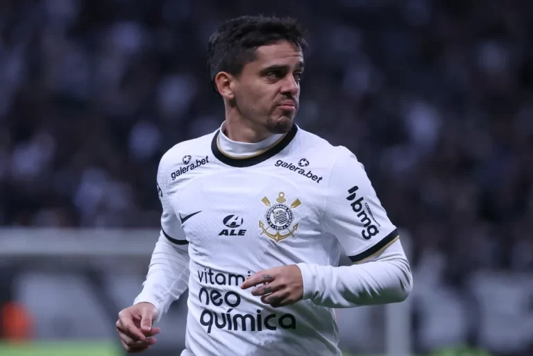 Fagner deve permanecer no Corinthians (Foto: Marcello Zambrana / AGIF)